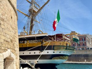 Tour mediterraneo Vespucci: in lutto per la scomparsa di Papa Francesco