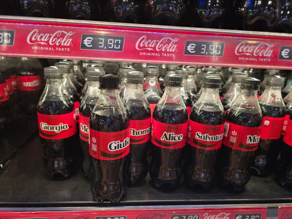 Coca-Cola: ritorna la campagna con il tuo nome sulla bottiglia Coca-Cola: ritorna la campagna con il tuo nome sulla bottiglia