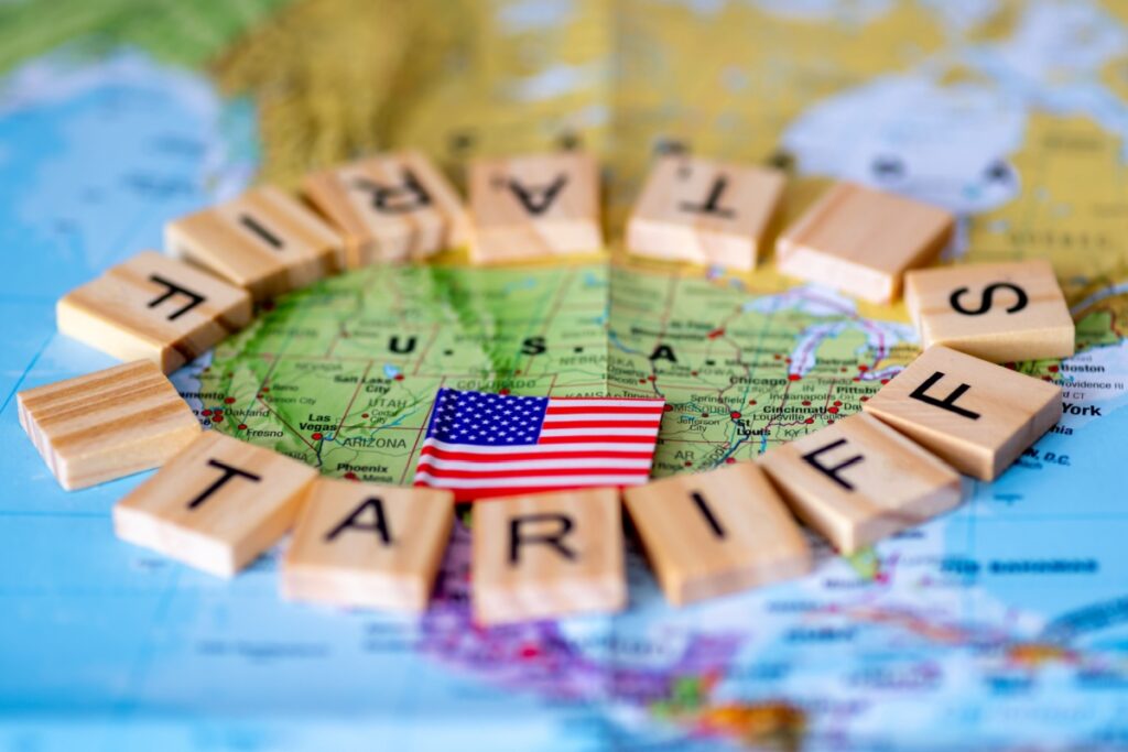 Accordo storico sui dazi tra USA e UE: fissata tariffa al 15% Accordo storico sui dazi tra USA e UE: fissata tariffa al 15%