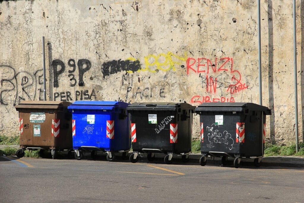 Rifiuti lanciati dai veicoli: ora si rischia il carcere Rifiuti lanciati dai veicoli: ora si rischia il carcere
