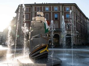 Acqui Terme celebra la Nave Amerigo Vespucci: l’installazione che omaggia il Made in Italy