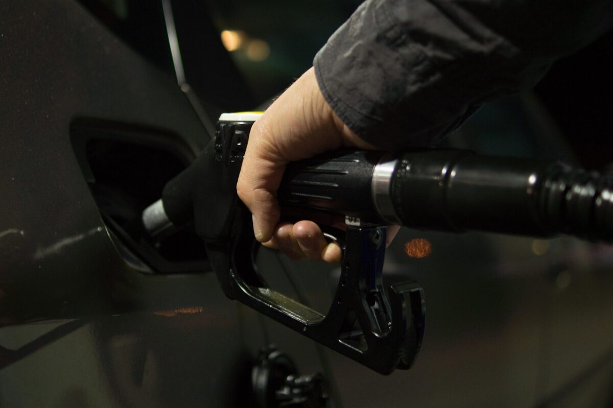 Rincari benzina e diesel: impatto crisi Hormuz