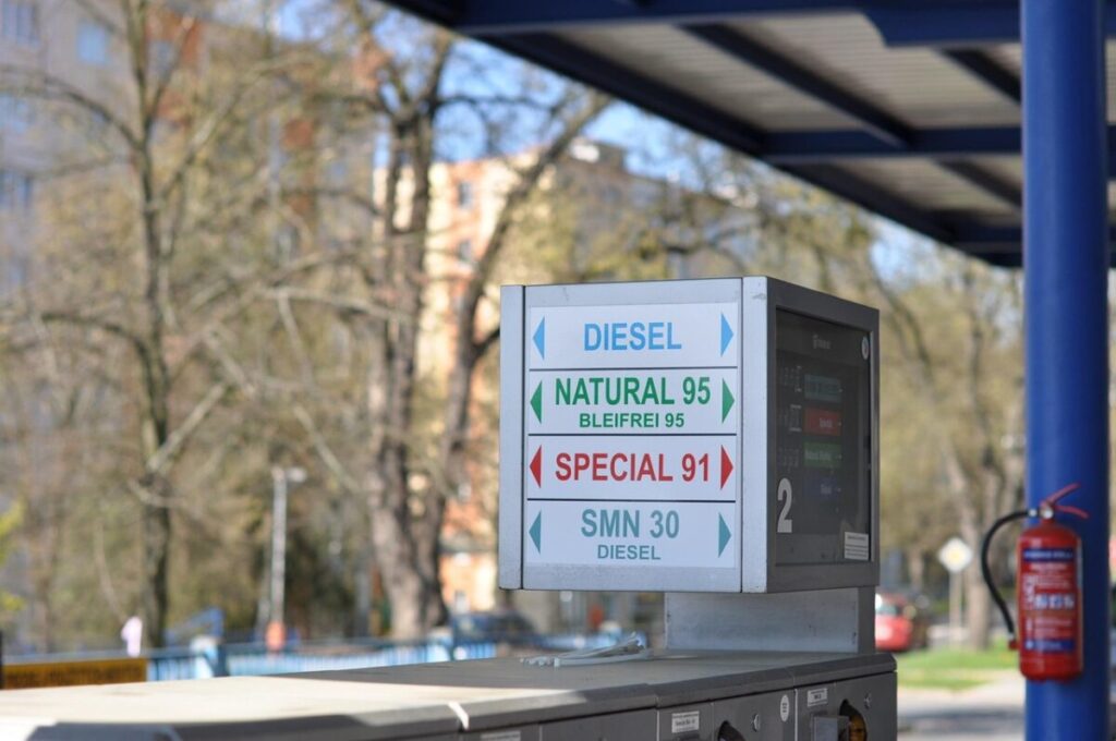 Caro carburante, la svolta: 3 abitudini gratuite per fare più chilometri con un solo pieno Caro carburante, la svolta: 3 abitudini gratuite per fare più chilometri con un solo pieno