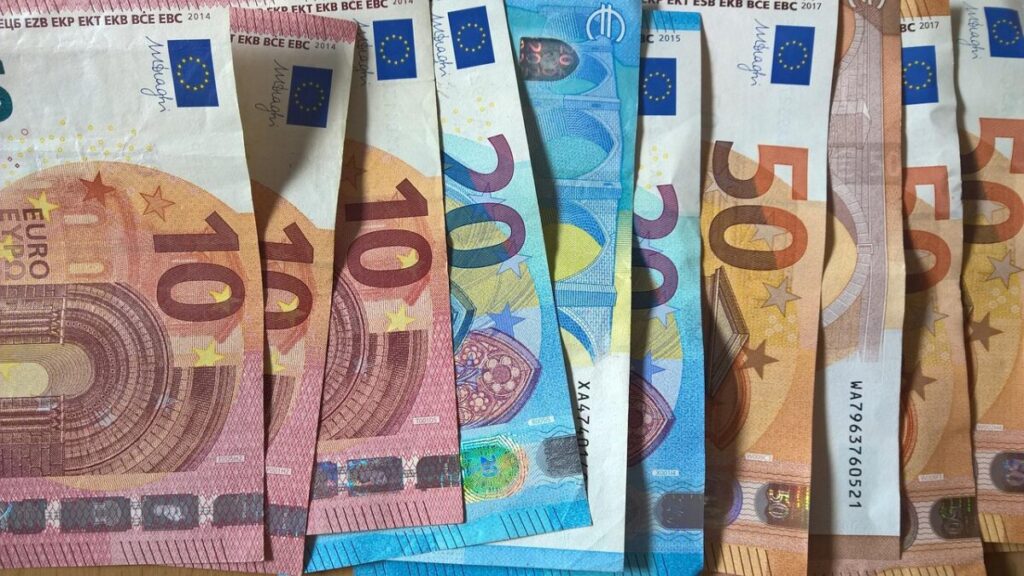 Caro carburante, la svolta: 3 abitudini gratuite per fare più chilometri con un solo pieno Caro carburante, la svolta: 3 abitudini gratuite per fare più chilometri con un solo pieno