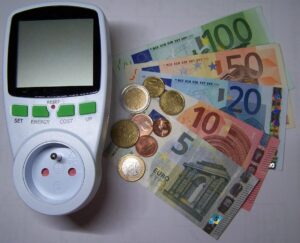 Eni lancia una nuova misura per luce e gas: sconti, prezzo bloccato e risparmio fino a 200 euro l’anno